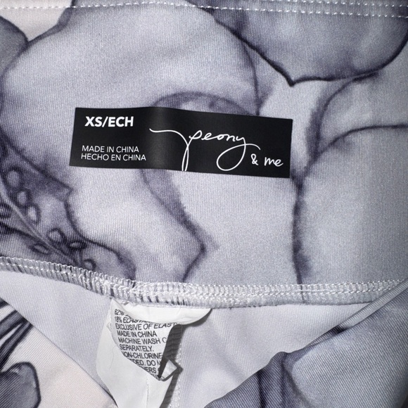 Gorgeous Floral Leggings - Black, gray and White - Picture 3 of 3